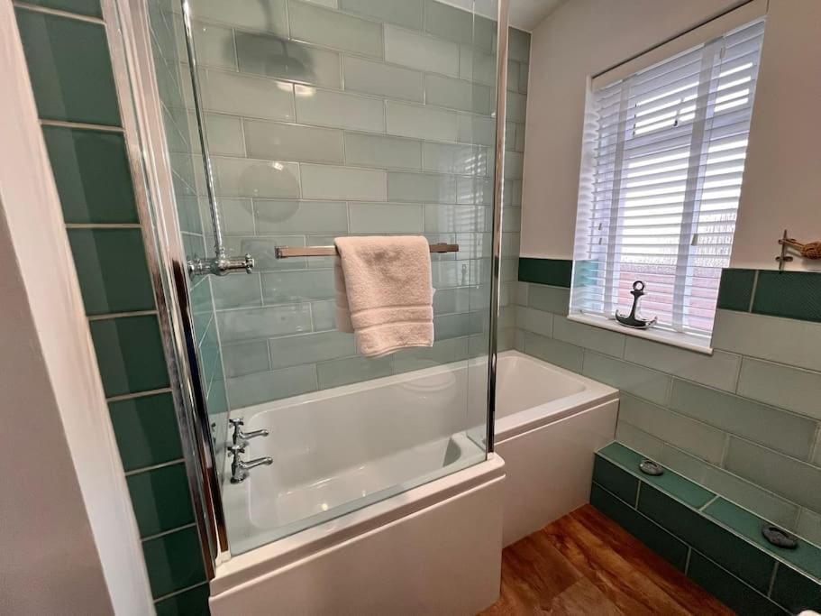 Blue Anchor House - Seaview, Hot Tub Apartments 外观 照片